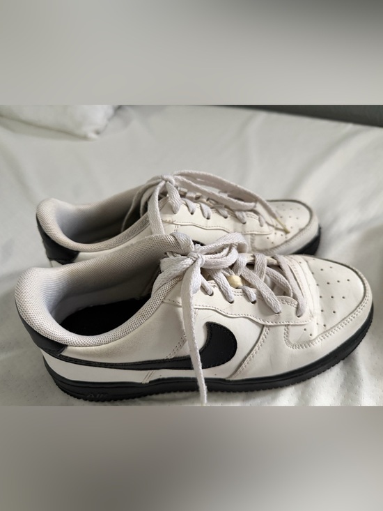 Nike White Low-Top Sneakers with Black Swoosh